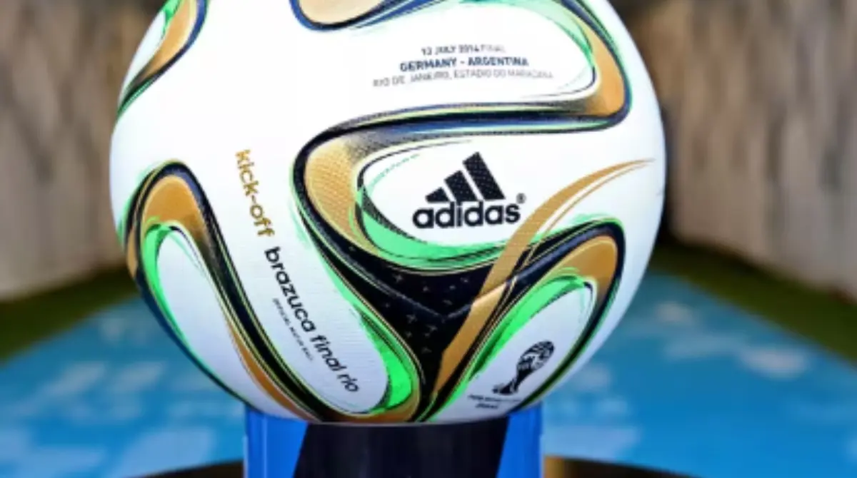 Como ya había hecho en las dos ediciones anteriores del Mundial, Adidas fabricó una edición especial del balón con líneas curvas y doradas para la final: el Brazuca Final Rio.<br><br>
