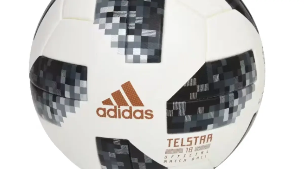 Homenaje al Telstar original en blanco y negro, el Telstar 18 incluía un chip NFC para interacción digital vía smartphones. Su diseño futurista y empaques reciclables lo hacían ecológico y conectado.<br><br>