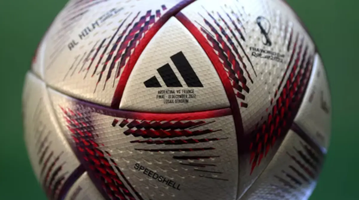 Para las semifinales y la final, Adidas presentó el Al Hilm («el sueño»), que lucía un color dorado texturizado y un sutil patrón triangular, inspirado en los desiertos que rodean Doha, el color del trofeo de la Copa Mundial y el patrón de la bandera catarí.