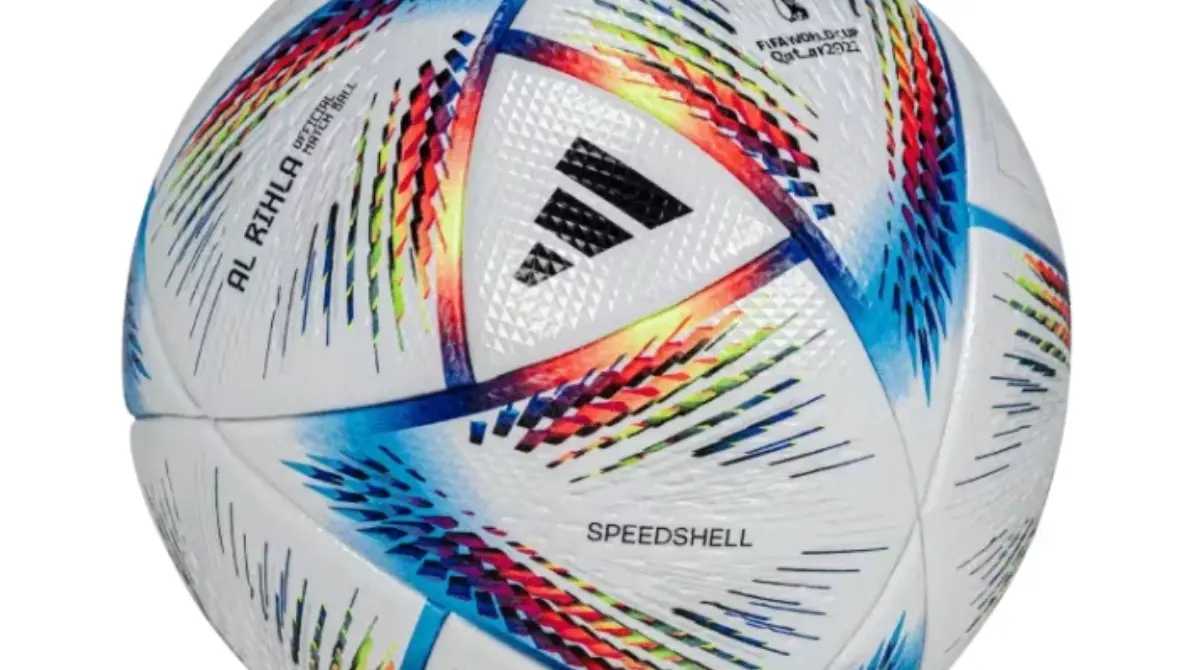 Significando 'el viaje' en árabe. Su textura Speedshell optimizaba velocidad y aerodinámica, con mensajes impresos promoviendo valores futbolísticos.<br><br>