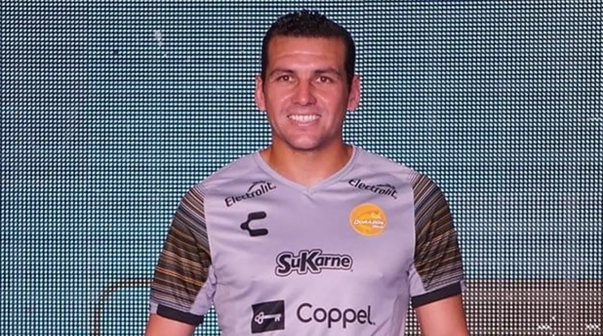 Alejandro Molina fue otro futbolista que retomó su carrera tras estar en prisión. Cuando jugaba para Necaxa fue procesado por golpear a un joven a las afueras de un antro en Aguascalientes, mismo que murió tras lo ocurrido. Alejandro Molina fue otro futbolista que retomó su carrera tras estar en prisión. Cuando jugaba para Necaxa fue procesado por golpear a un joven a las afueras de un antro en Aguascalientes, mismo que murió tras lo ocurrido.