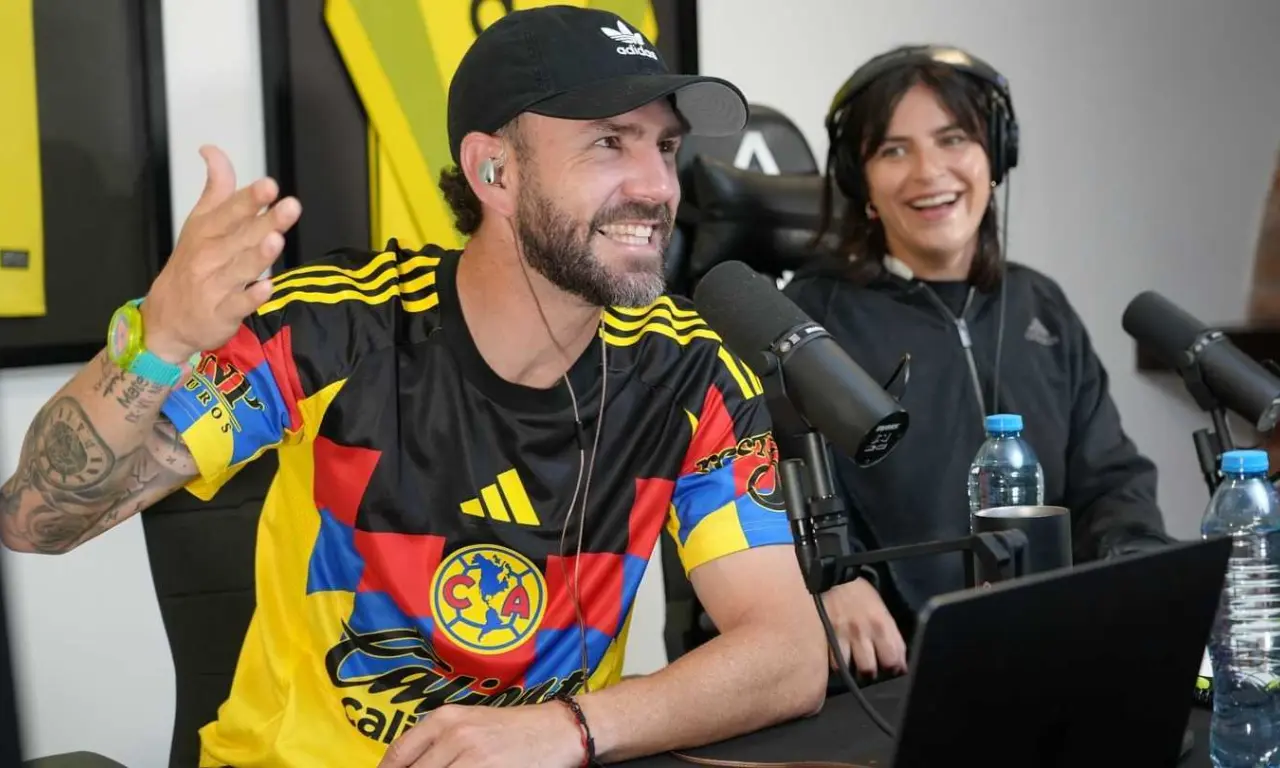  El exjugador estuvo en la mira de sus seguidores por una interacción que tuvo con Lola del Carril. 