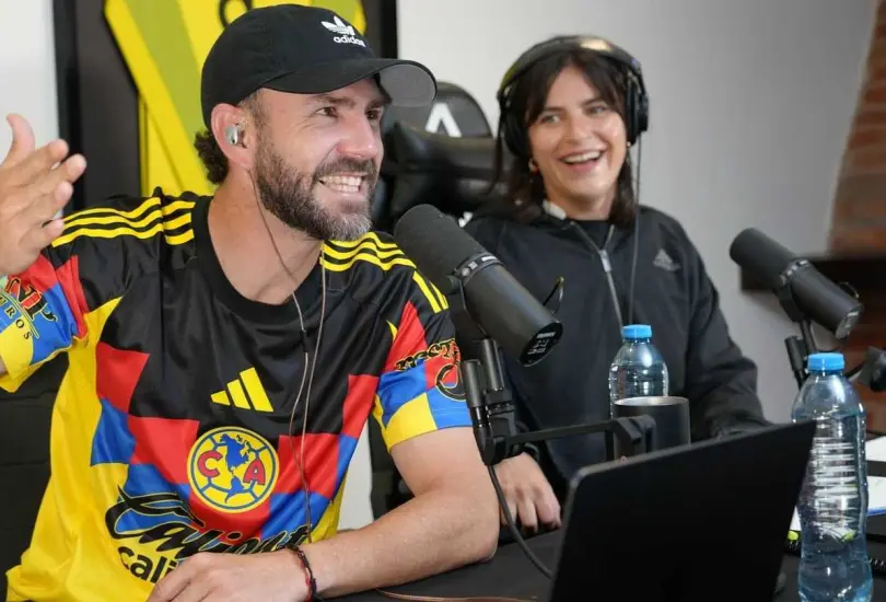 El exjugador estuvo en la mira de sus seguidores por una interacción que tuvo con Lola del Carril.