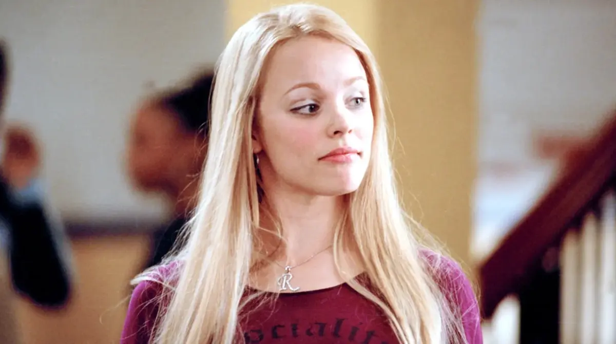 A sus 25 años, encarnó a la líder cruel y carismática Regina George, marcando un hito en la cultura pop.<br>