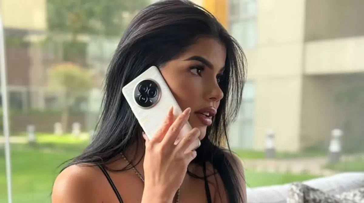 Como cantante, lanz&oacute; el &aacute;lbum 'DOLLYPOP' en 2025, fusionando pop latino con toques electr&oacute;nicos y urbanos