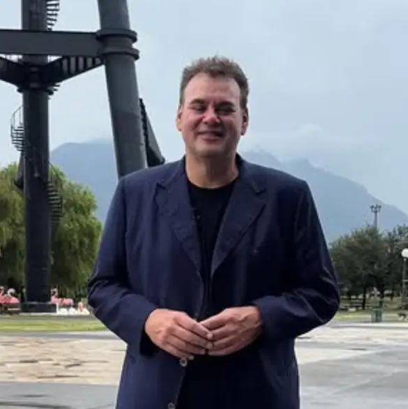 Faitelson sorprende al ser captado viajando en transporte público