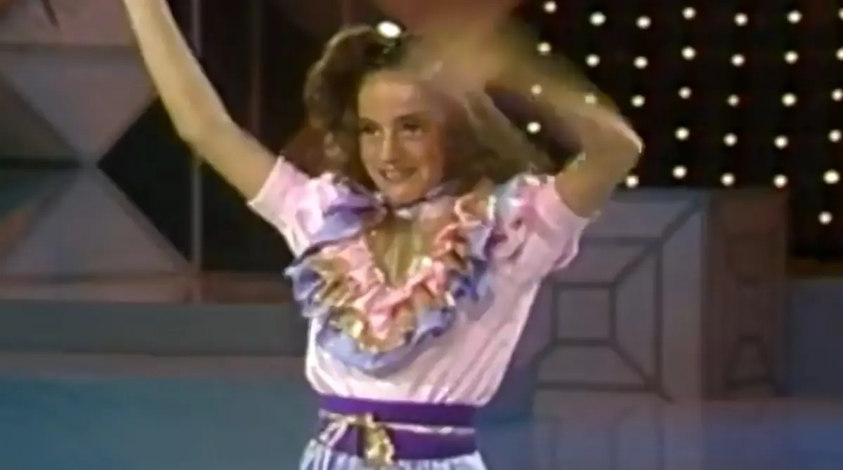 Su trayectoria comenzó desde muy pequeña donde participó en musicales y concursos de canto 