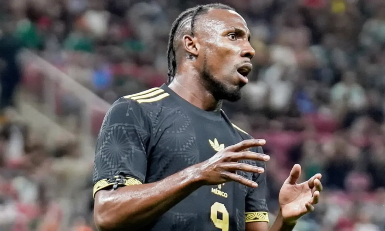  Julián Quiñones sigue sin justificar su llamado: fue de los peor calificados del Tri en el empate 1-1 ante Ecuador. 