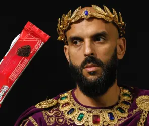 El extraño comercial del guardaespaldas de Messi vestido de Emperador