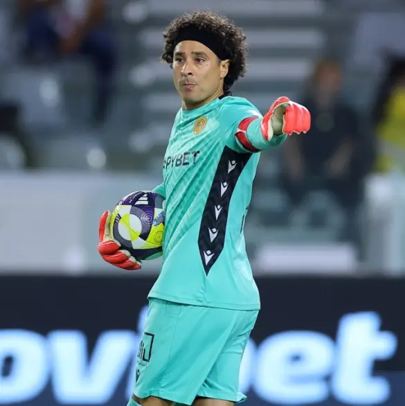 Guillermo Ochoa sufre dura goleada en el clásico de Chipre
