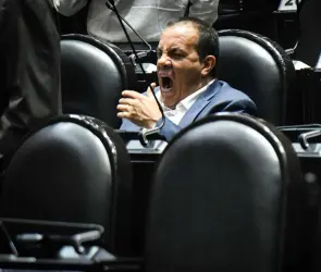 Exhiben a Cuauhtémoc Blanco: jugaba pádel mientras debía legislar