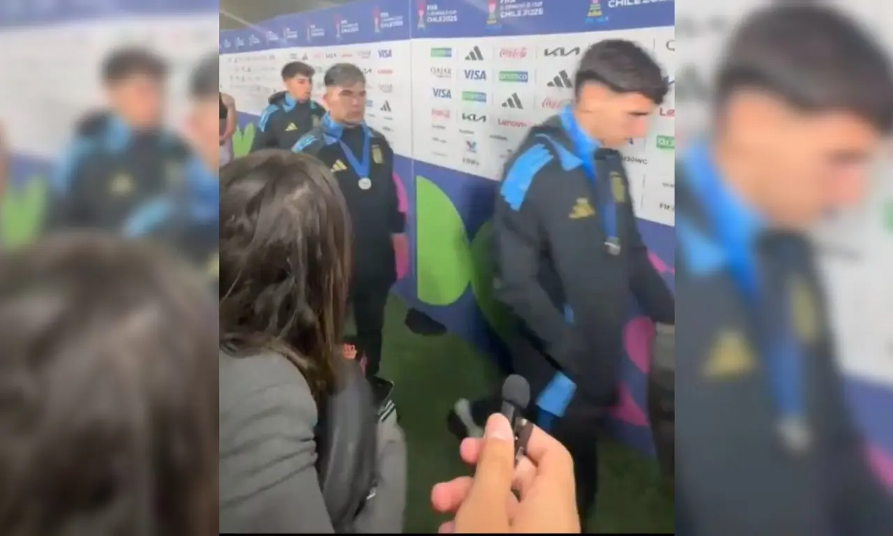  Tras perder la final ante Marruecos, los jugadores argentinos se marcharon sin dar declaraciones. De la soberbia al mutismo total. 