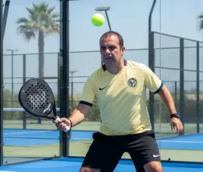 Cuauhtémoc Blanco justifica su aparición jugando pádel en plena sesión