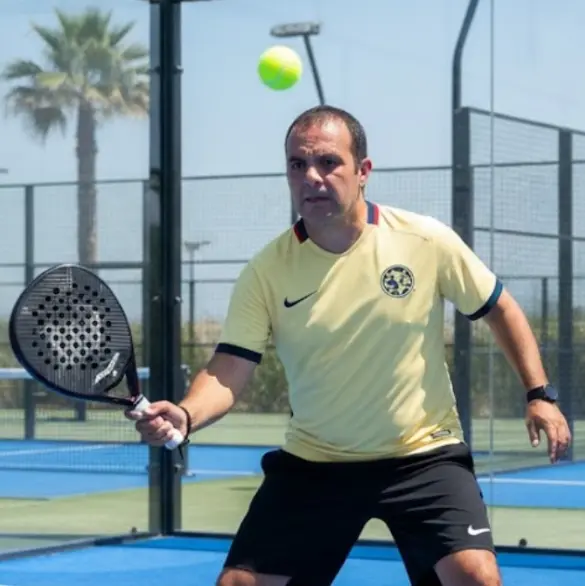 Cuauhtémoc Blanco justifica su aparición jugando pádel en plena sesión