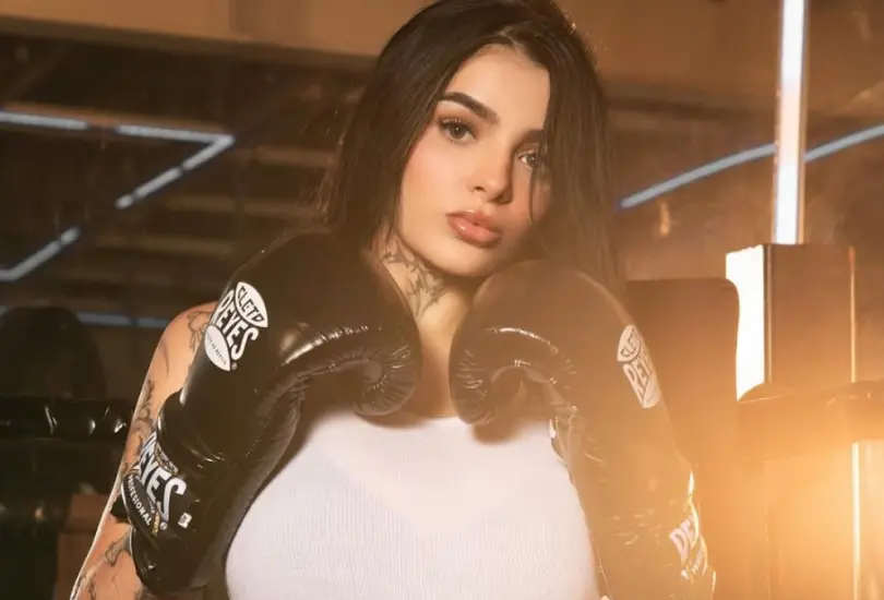 Karely Ruiz bajó del ring con un gran premio en su poder Karely Ruiz bajó del ring con un gran premio en su poder