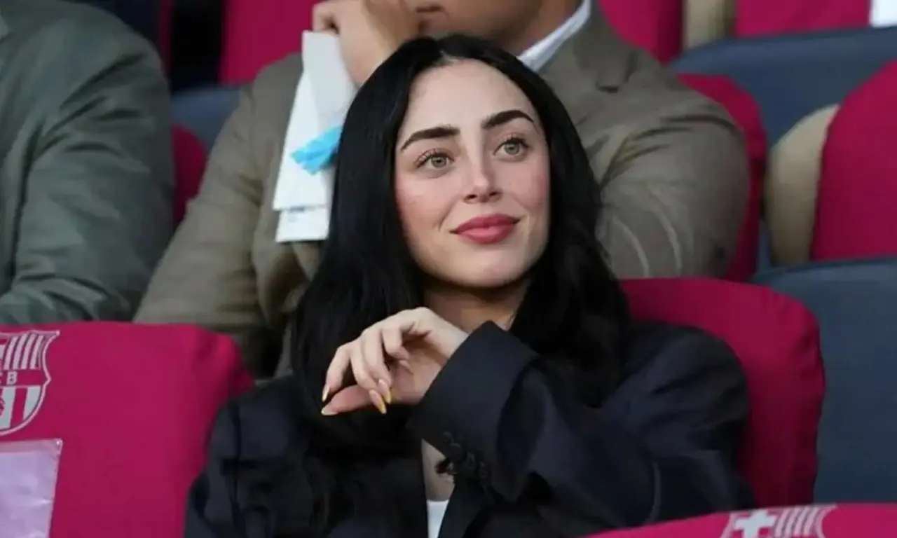  Nicki Nicole estuvo en el Estadio Olímpico de Montjuïc durante el duelo de Champions League entre Barcelona y Olympiacos. 