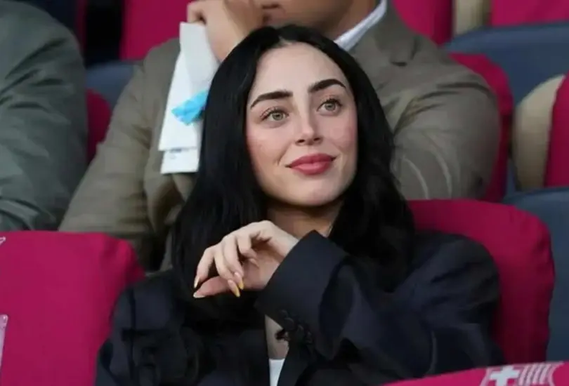 Nicki Nicole estuvo en el Estadio Olímpico de Montjuïc durante el duelo de Champions League entre Barcelona y Olympiacos. Nicki Nicole estuvo en el Estadio Olímpico de Montjuïc durante el duelo de Champions League entre Barcelona y Olympiacos.
