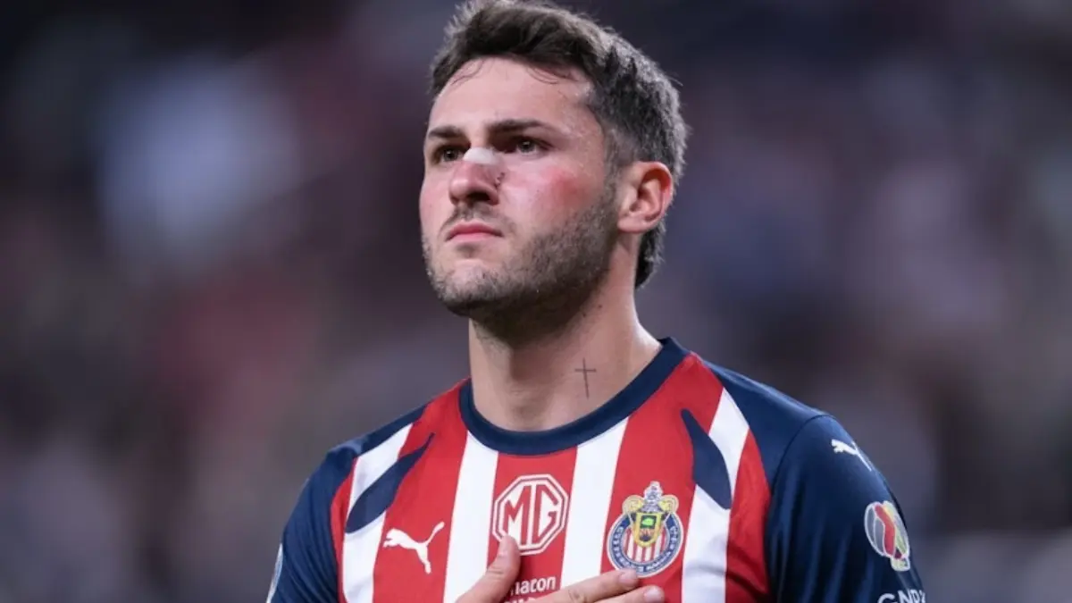  Santi Giménez con los colores de Chivas 