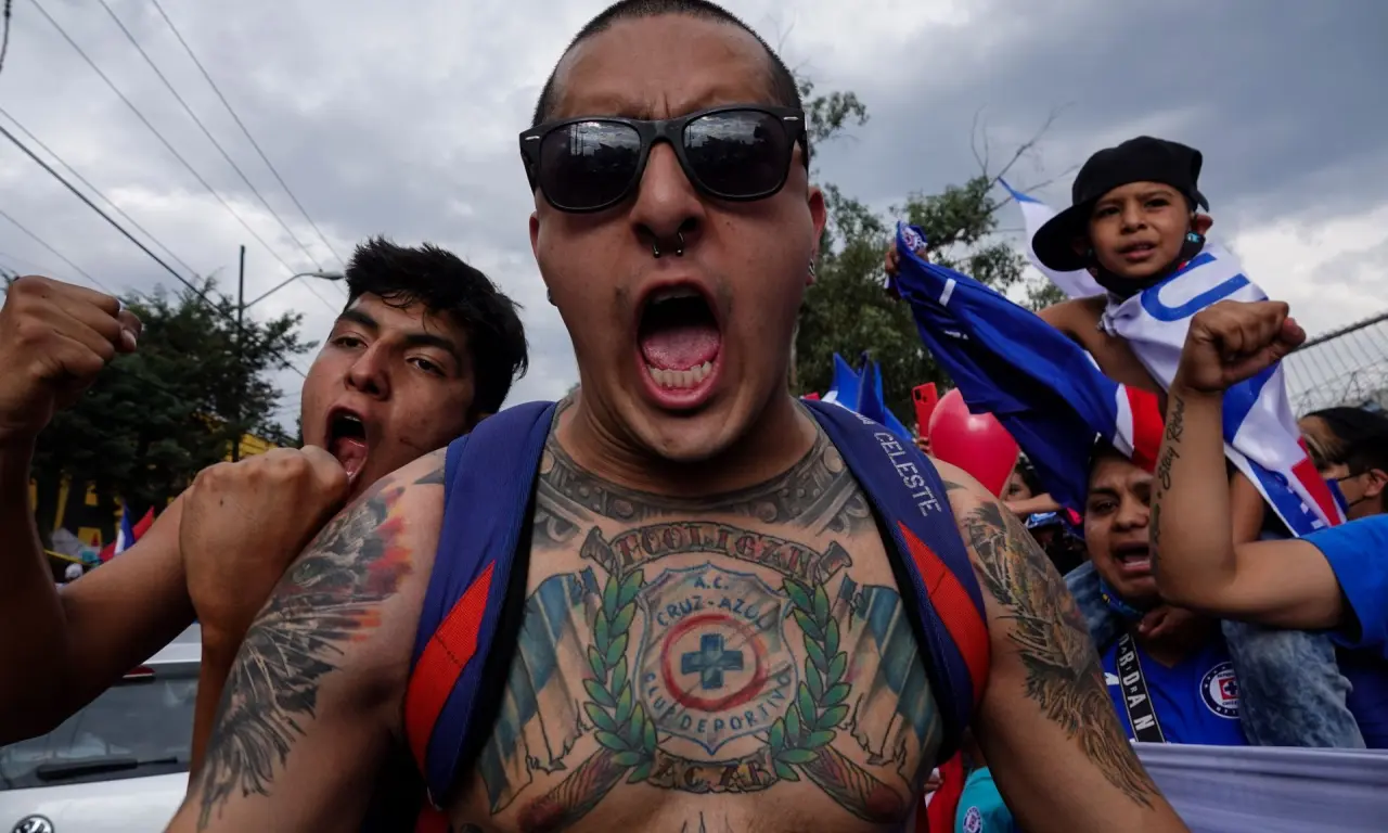  La barra del Cruz Azul anunció que no asistirá al duelo frente a Monterrey tras recibir un veto. 