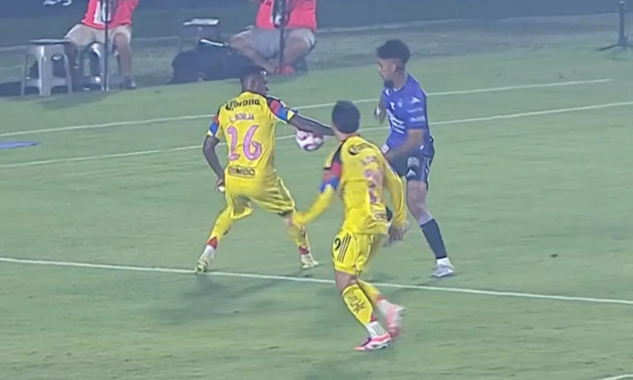  Una mano de Cristian Borja volvió a poner al América en el centro de la controversia arbitral. 