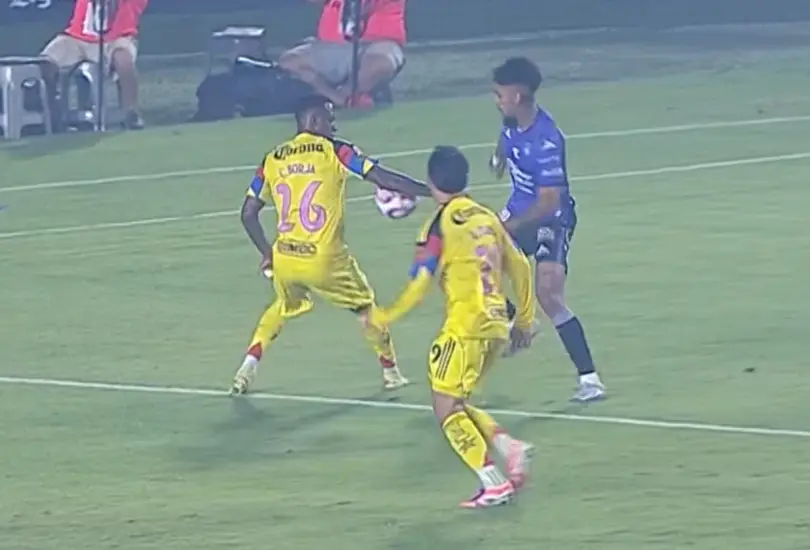 Una mano de Cristian Borja volvió a poner al América en el centro de la controversia arbitral. Una mano de Cristian Borja volvió a poner al América en el centro de la controversia arbitral.