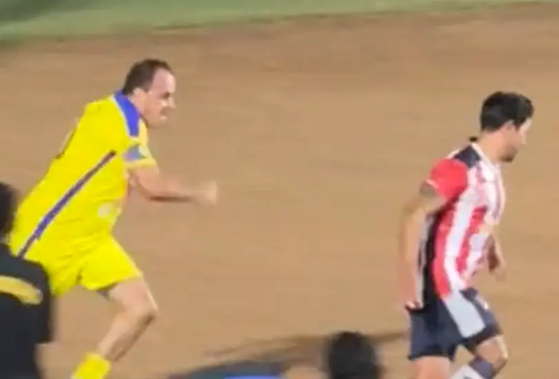 Cuauhtémoc Blanco protagonizó una agresión contra Alberto Medina en un amistoso entre leyendas de América y Chivas. Cuauhtémoc Blanco protagonizó una agresión contra Alberto Medina en un amistoso entre leyendas de América y Chivas.