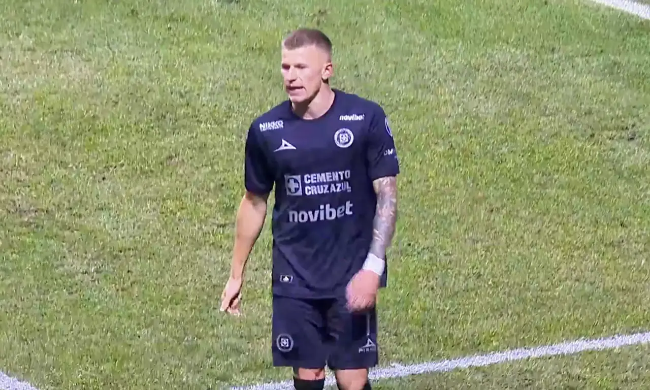  Bogusz marcó su primer gol ante Puebla, pero su falta de festejo desató interpretaciones: enojo, autocrítica o inconformidad en Cruz Azul. 