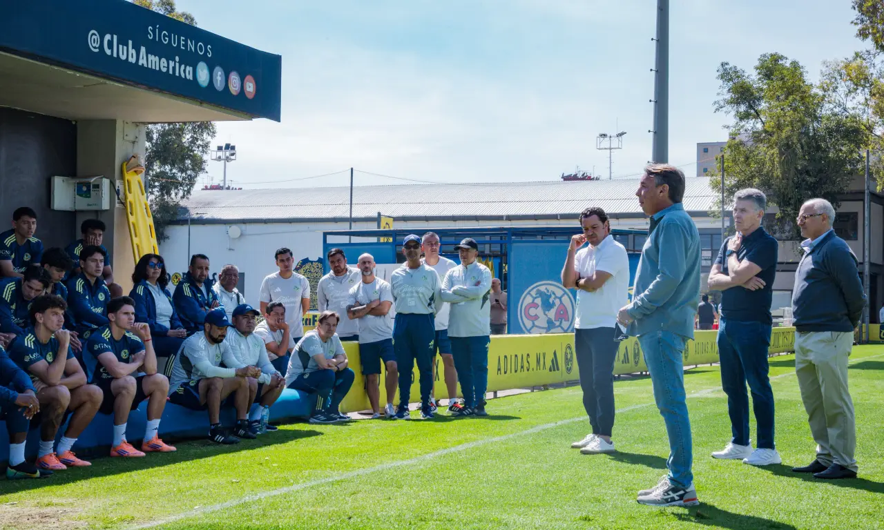  Emilio Azcárraga acudió al entrenamiento del América antes del partido ante León. En las imágenes difundidas por el club se observa a un plantel serio escuchando al directivo. 