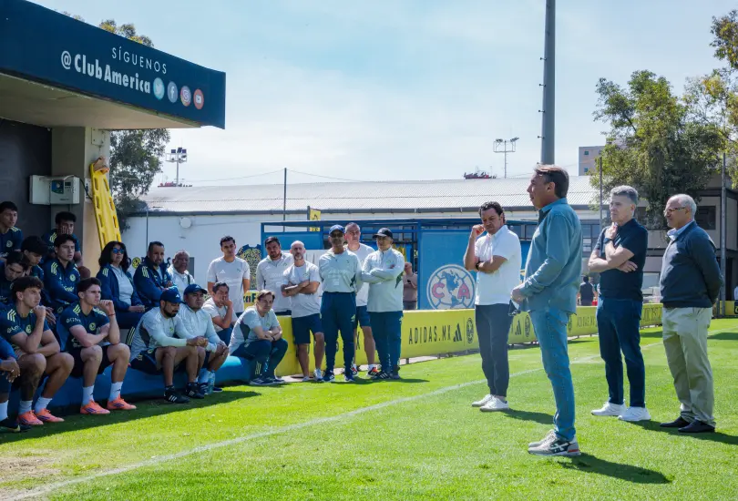 Emilio Azcárraga acudió al entrenamiento del América antes del partido ante León. En las imágenes difundidas por el club se observa a un plantel serio escuchando al directivo. Emilio Azcárraga acudió al entrenamiento del América antes del partido ante León. En las imágenes difundidas por el club se observa a un plantel serio escuchando al directivo.