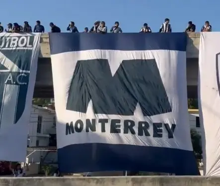 Barra de Rayados pelea con la policía previo al Clásico Regio