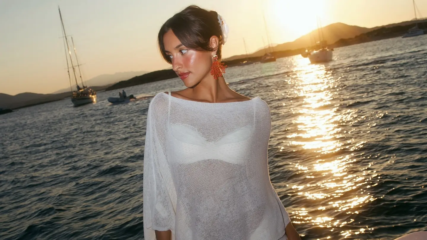 En la imagen compartida se aprecia que Leo usa un collar con el mensaje 'mi papá quiere casarse contigo'.