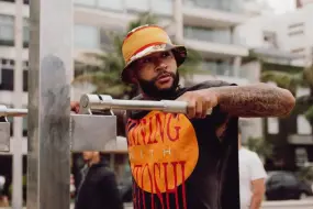 Memphis Depay en el ojo del huracán por dejar a su hijo