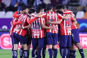 Chivas define su primera baja para este diciembre, no es Chicharito