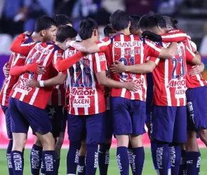 Chivas define su primera baja para este diciembre, no es Chicharito