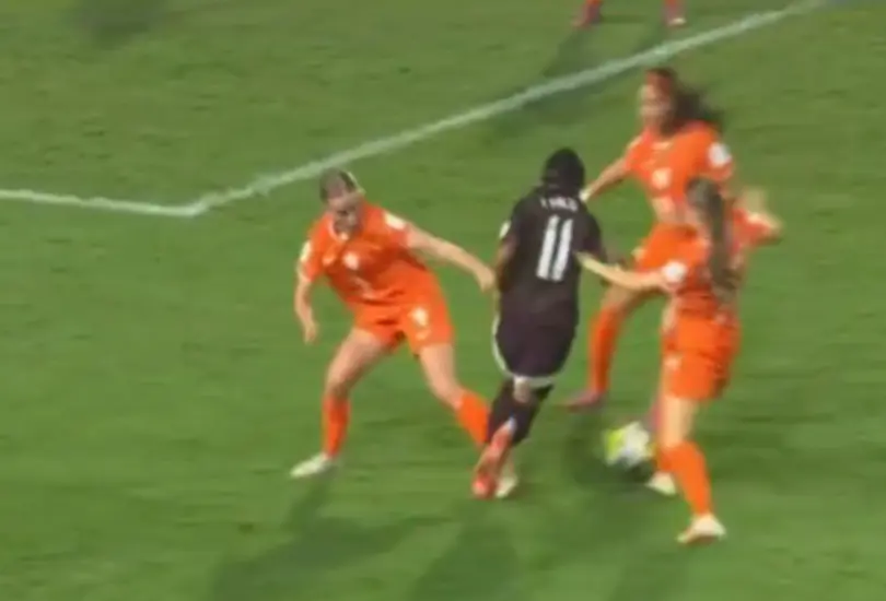 Un penal no marcado a favor de México Un penal no marcado a favor de México