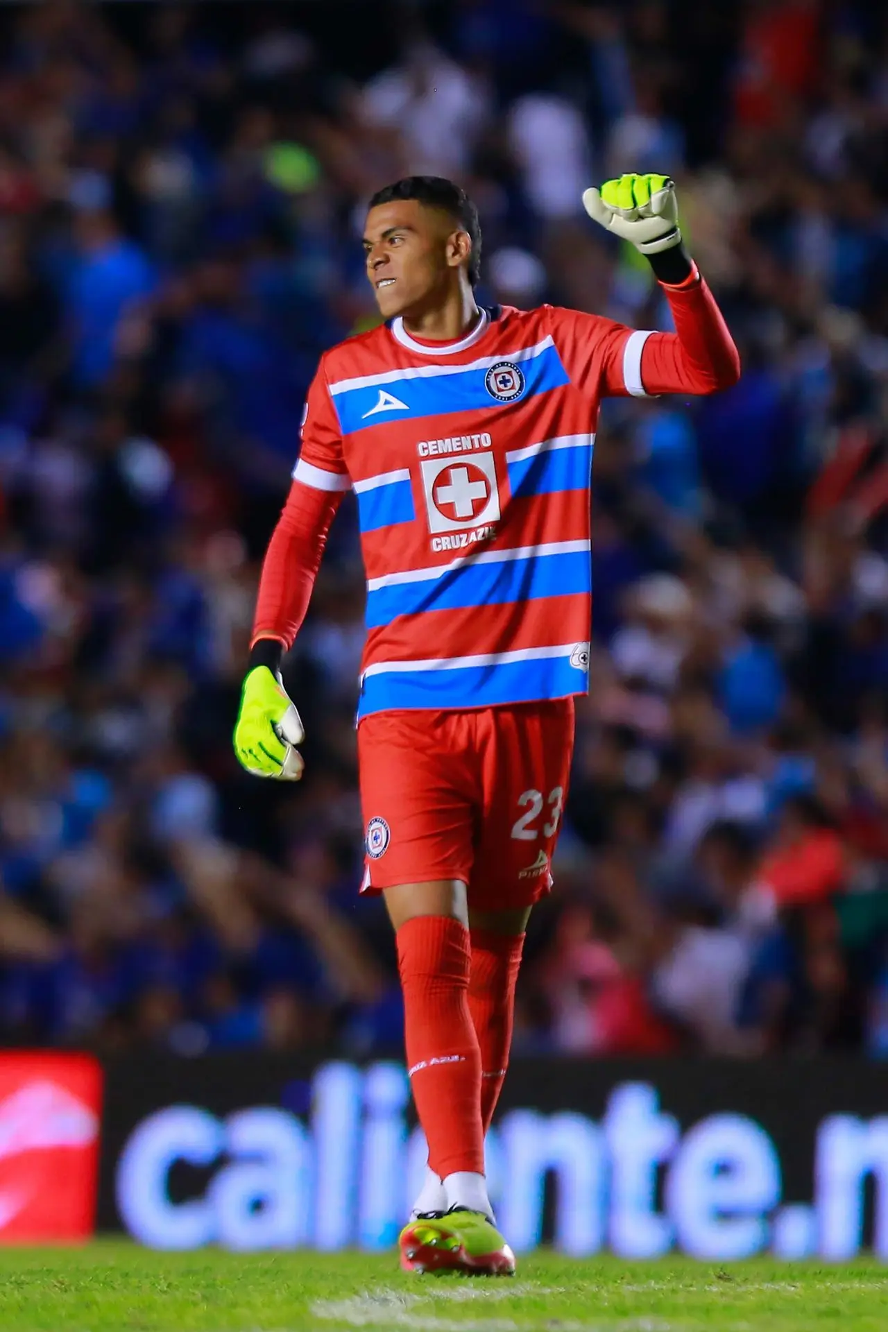  Kevin Mier, portero de Cruz Azul, fue nominado al The Best tras una temporada en la que convirtió las críticas en crecimiento y madurez. 