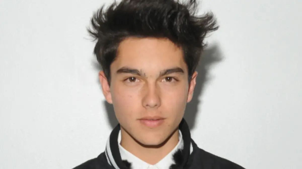 Su herencia familiar en el mundo del entretenimiento mexicano ha marcado su camino desde temprana edad, creciendo bajo el reflector público. <br> 