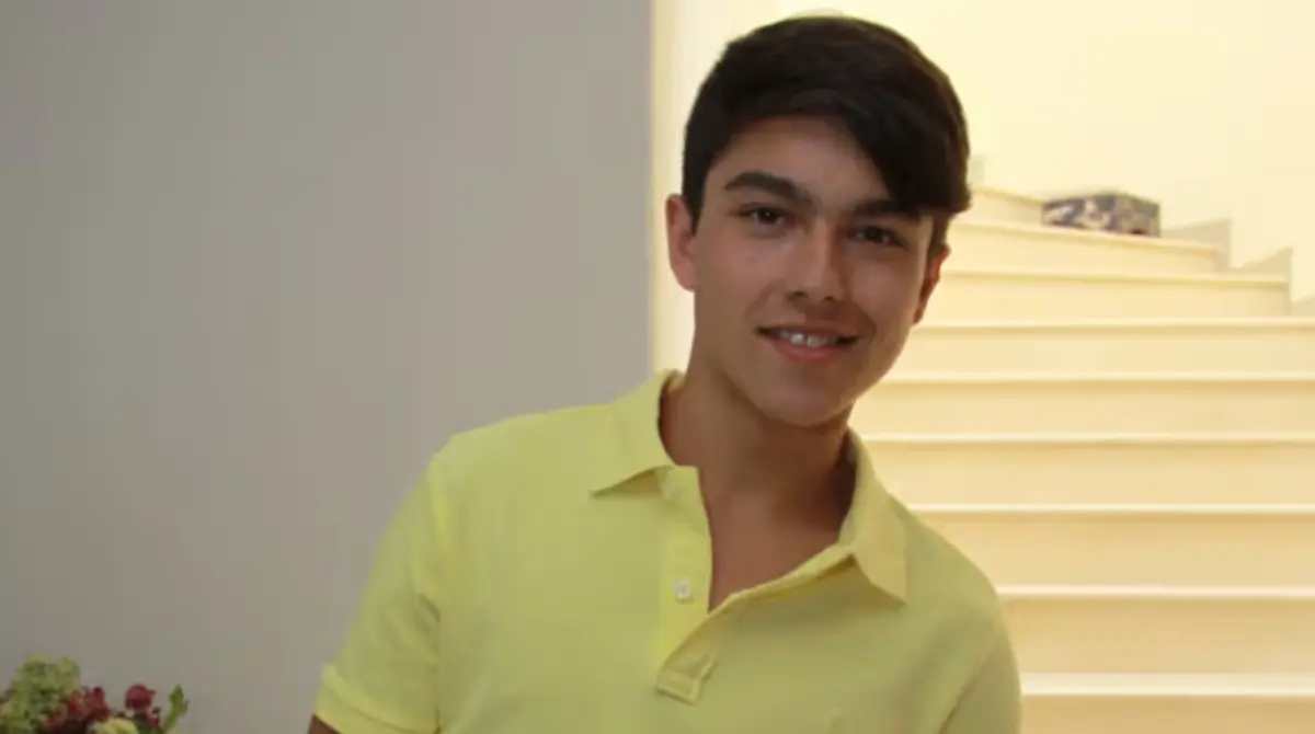  Sergio Mayer Mori nació el 7 de febrero de 1998 en la Ciudad de México, hijo del actor, productor y político Sergio Mayer Bretón y la actriz Bárbara Mori.<br><br>