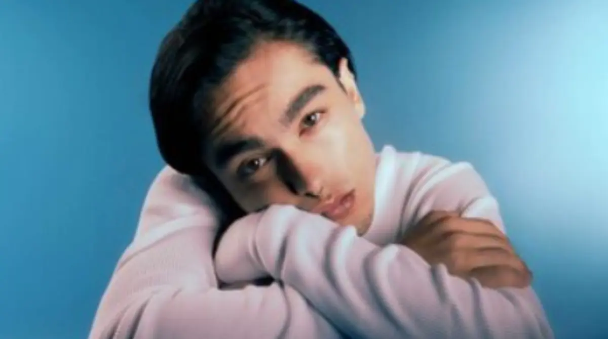 Paralelamente a la actuación, incursionó en la música como cantante, lanzando temas como 'Green Eyes' que ganaron popularidad.<br><br>