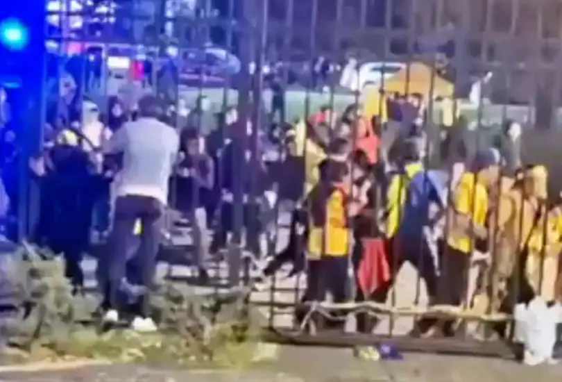 Afición del América denuncia agresiones por parte de aficionados del Toluca a las afueras del hotel de concentración Afición del América denuncia agresiones por parte de aficionados del Toluca a las afueras del hotel de concentración