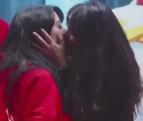 Kim Shantal y Fabiola Campomanes se dan atrevido beso en La Granja VIP