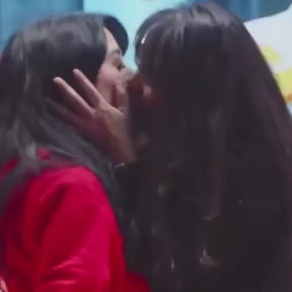 Kim Shantal y Fabiola Campomanes se dan atrevido beso en La Granja VIP Kim Shantal y Fabiola Campomanes se dan atrevido beso en La Granja VIP