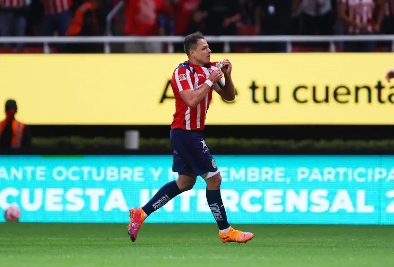 Javier Hernández estalla en llanto después de anotar el que podría ser su último gol con Chivas
