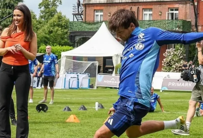 De la cancha al escenario: 10 futbolistas que han incursionado en el mundo del espectáculo