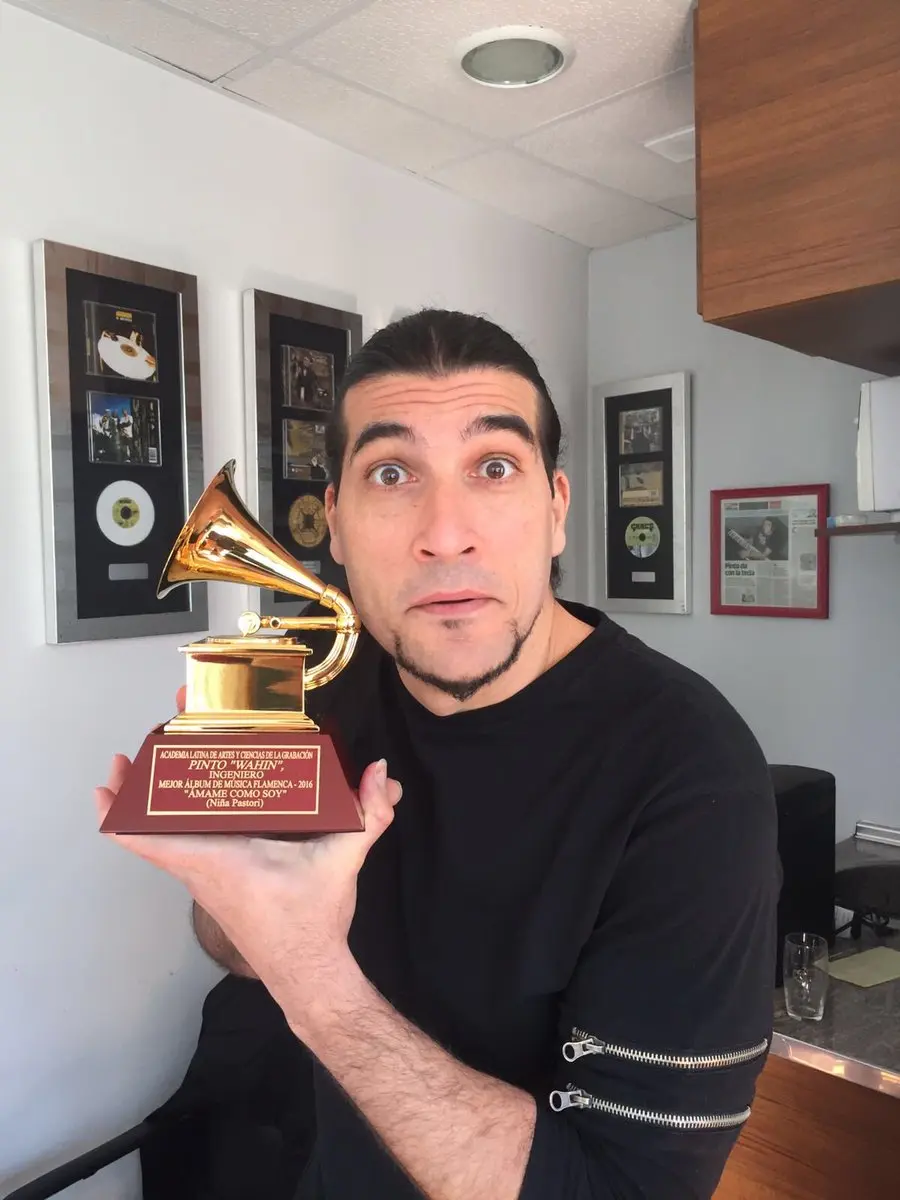 José Manuel Pinto: El ex portero del Barça se reinventó como productor musical. Bajo el nombre Wahin, ganó un Grammy Latino y colocó temas en películas como The Fate of the Furious.<br>