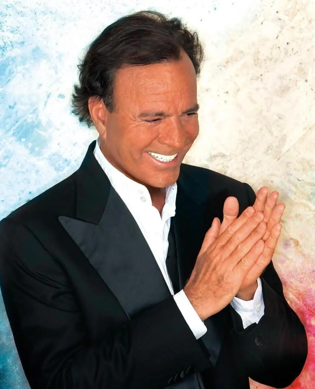 Julio Iglesias: Fue portero del Real Madrid antes de ser ícono mundial. Un accidente truncó su carrera futbolística, pero lo llevó a escribir La vida sigue igual y triunfó como cantante.<br>
