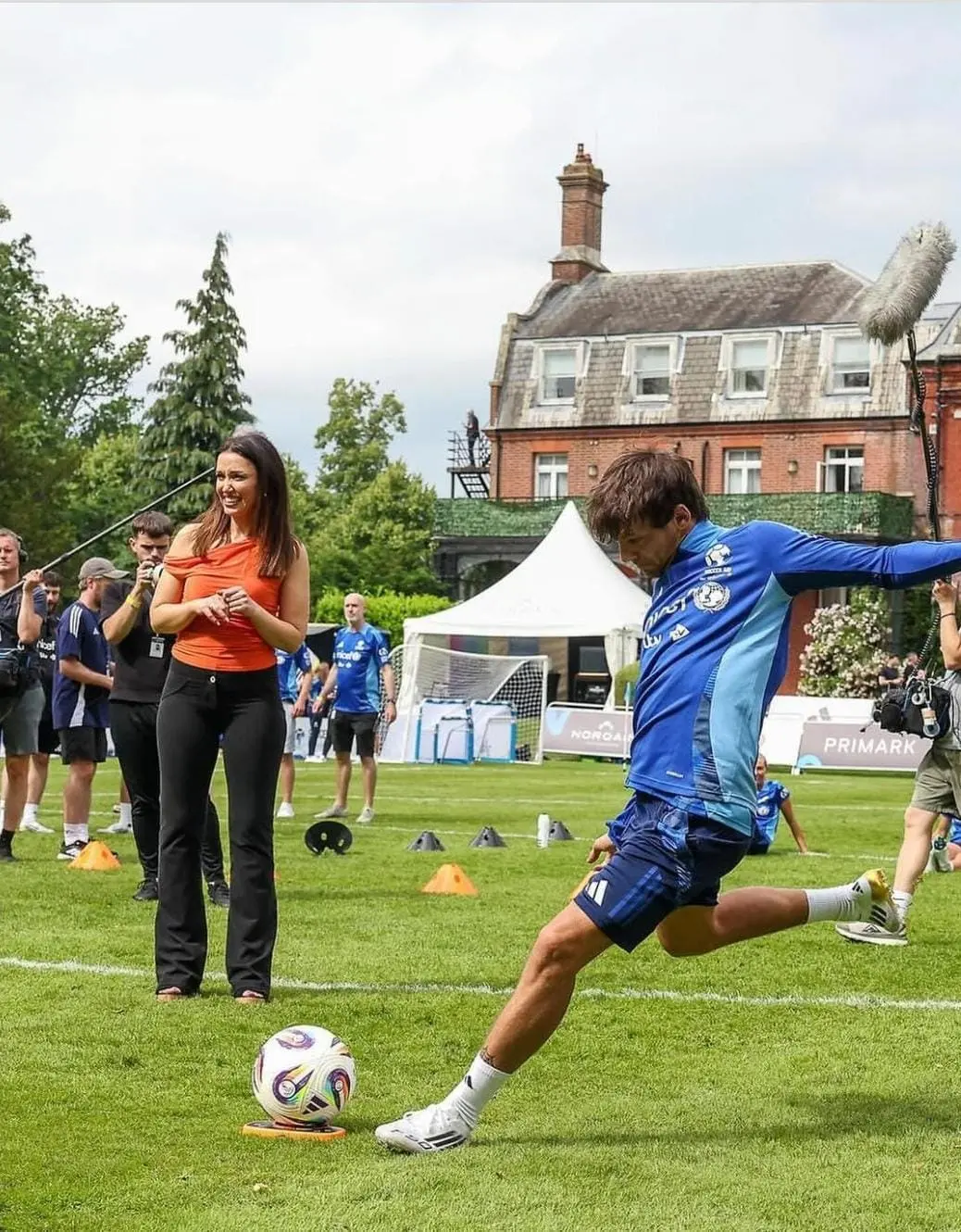 Louis Tomlinson: El ex One Direction jugó en 2013 con el Doncaster Rovers, su equipo de toda la vida. Su debut llenó el estadio con más de 4 mil fans. Y en 2025, volvió al campo en el partido benéfico Soccer Aid.<br>