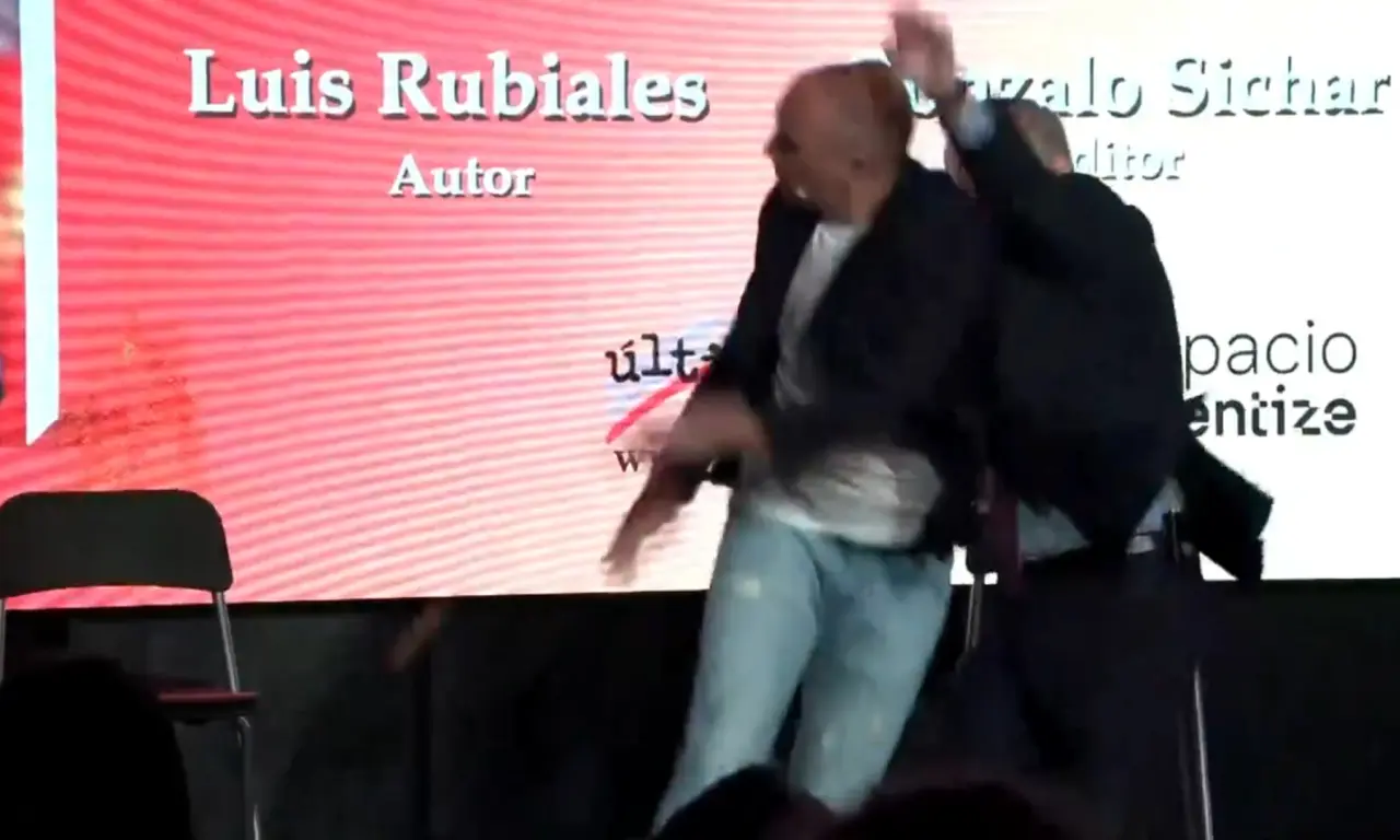  Luis Rubiales fue atacado en Madrid durante la presentación de su libro “Matar a Rubiales”. 