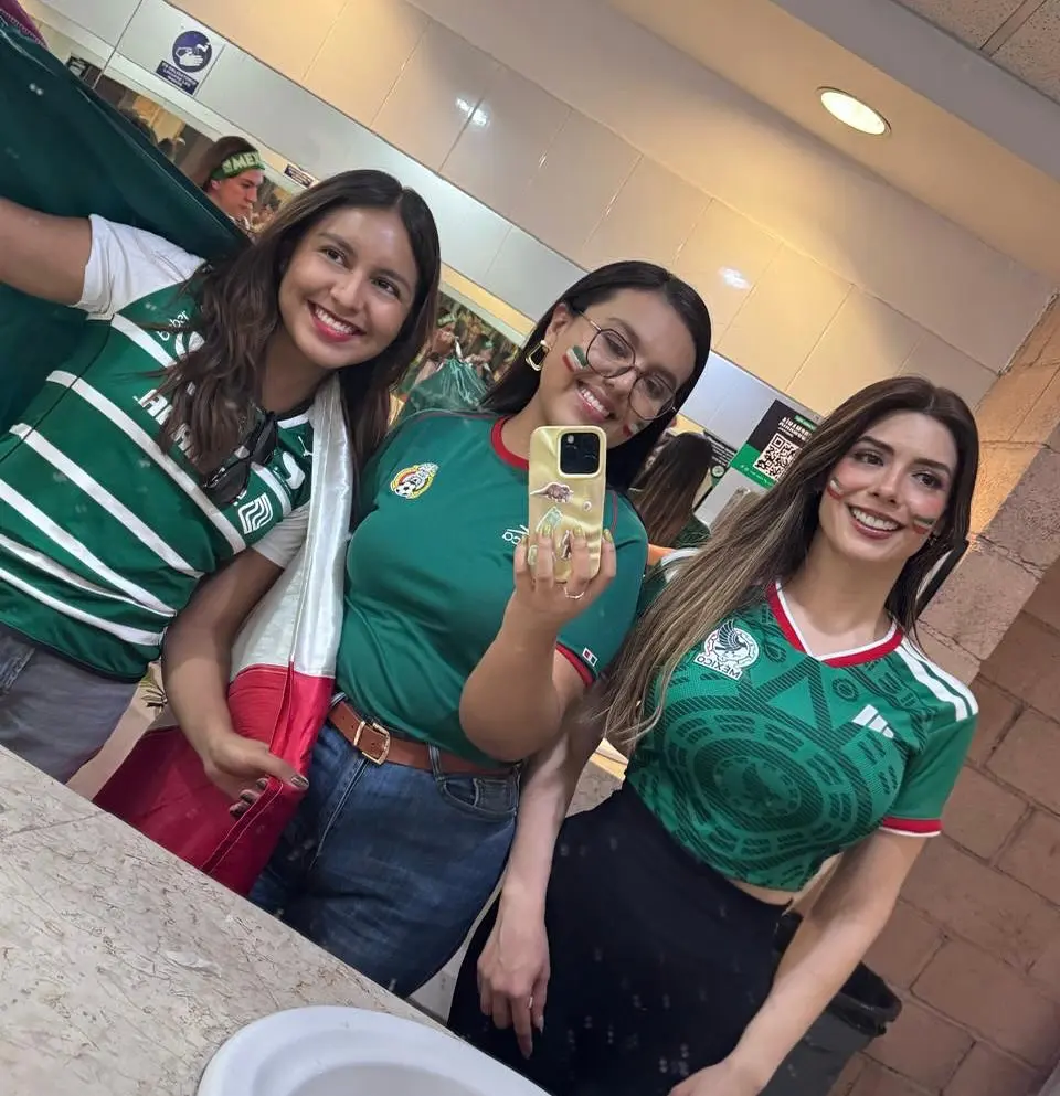Estefanía Caballero y sus amigas en el México-Uruguay.