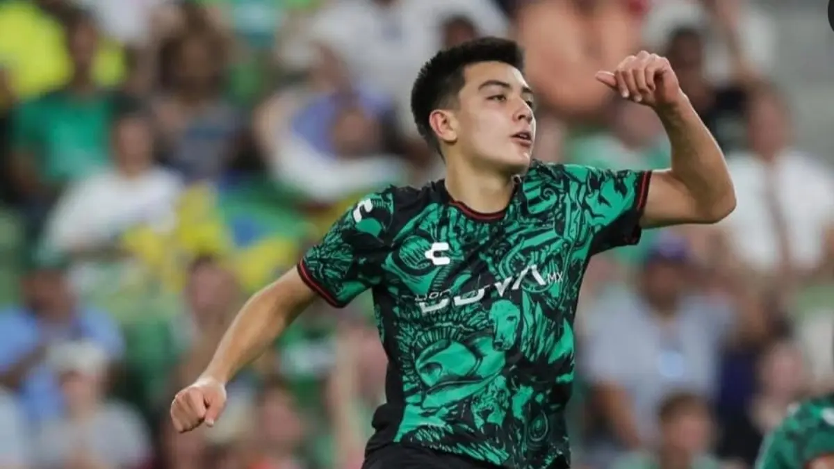  Gil Mora sorprende a sus fans en el México-Uruguay. 